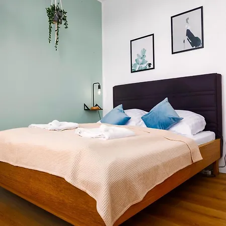 Kernsaniert-kueche-parkplatz-designerbad-netflix Apartment